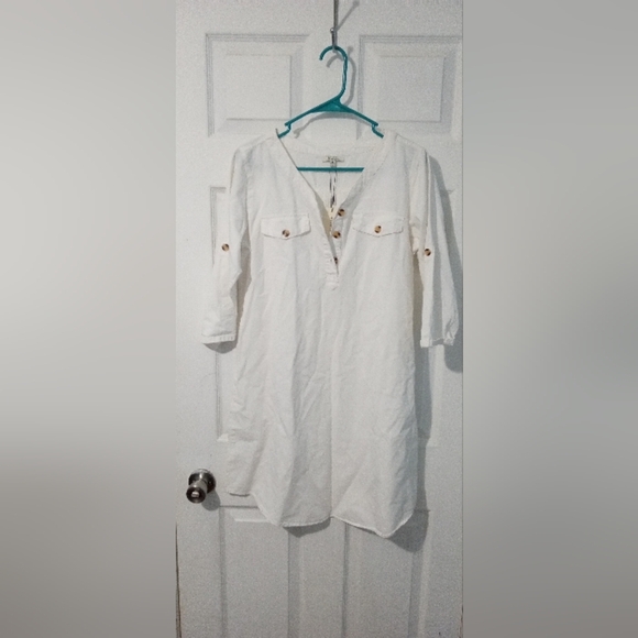 Crisp White Mini Dress with Light Fabric - Picture 1 of 3